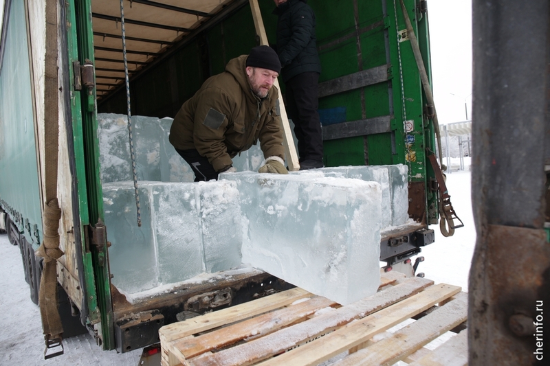 В Череповец привезли лёд для фестиваля скульптур.