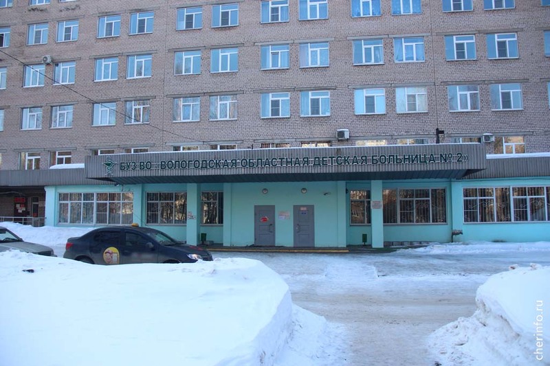 В детскую больницу Череповца купили инкубатор для младенцев и тромбомиксер.