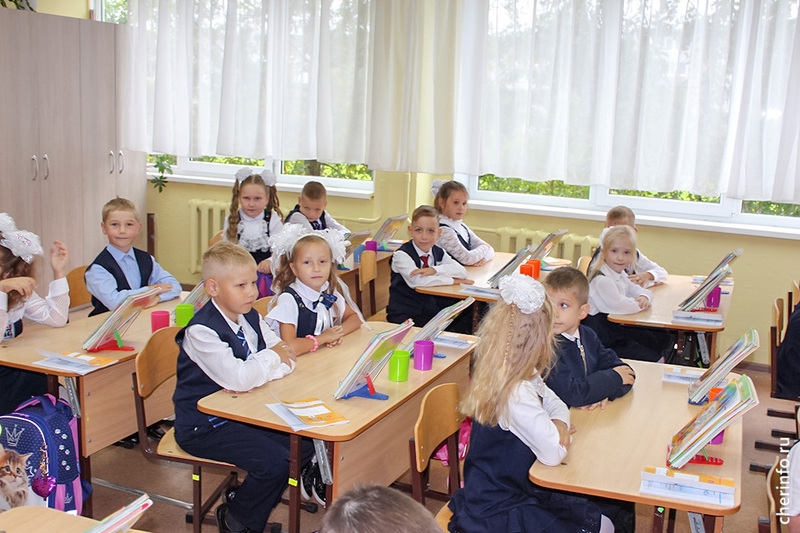 В школах Череповца началась запись в первые классы.