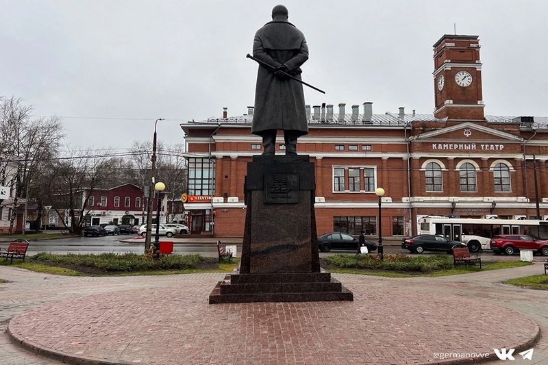 В Череповце у памятников Милютину и Ленину заменили плитку.