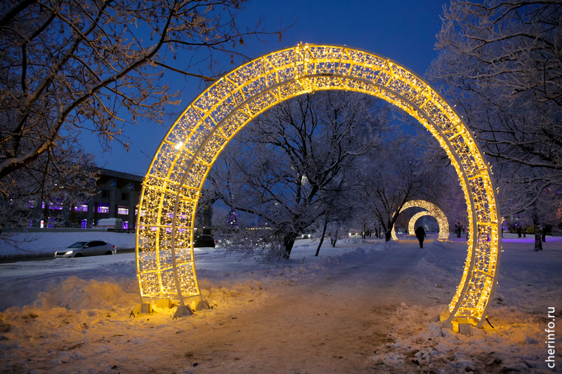 На Сталеваров установили три пятиметровые световые арки.