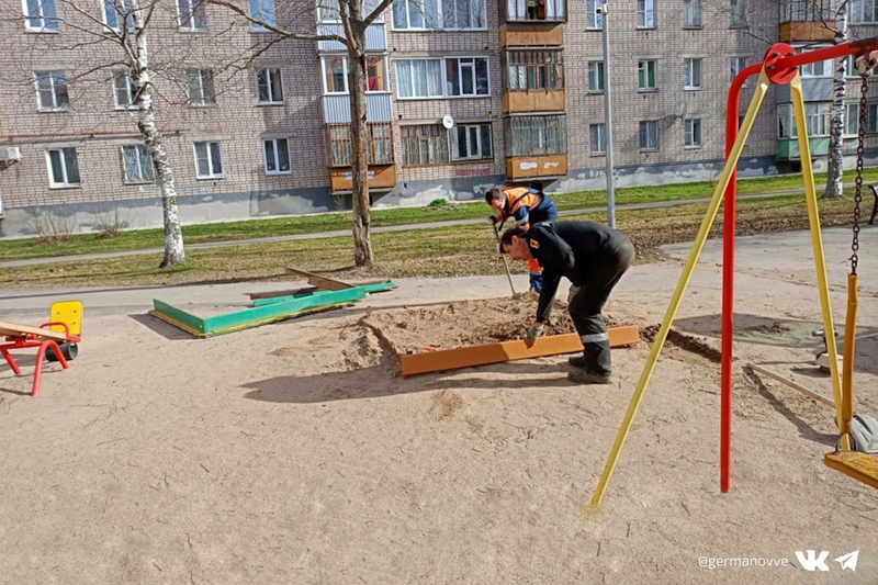 В Череповце начали ремонтировать детские площадки.
