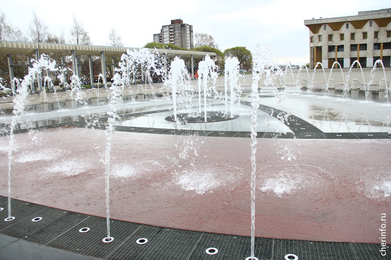 Запуск фонтана на площади Молодежи.