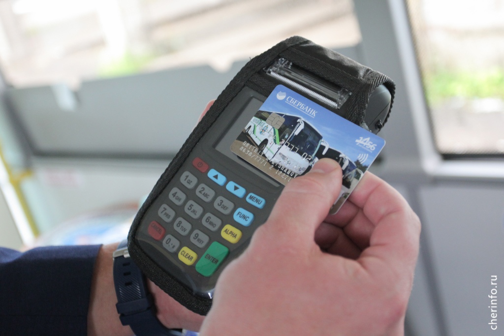 В Череповце пассажиры-льготники могут «прошить» банковские карты в МФЦ еще месяц.