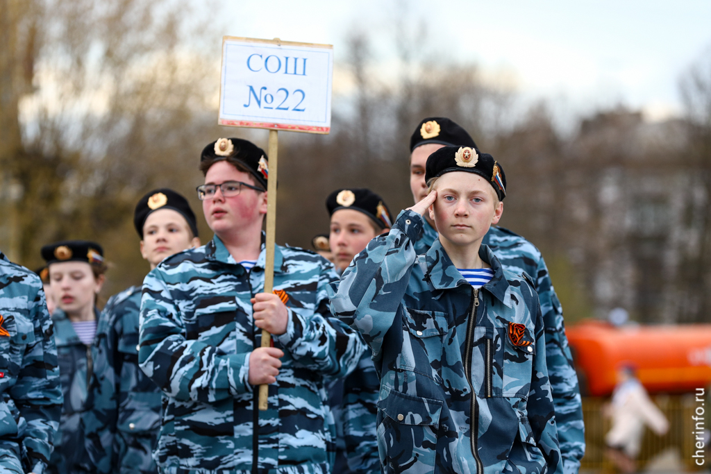 400 школьников прошли строем по площади Металлургов.