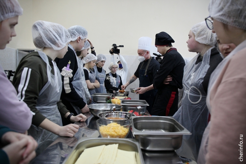В Череповце школьники могут выучиться на поваров и мастеров маникюра.