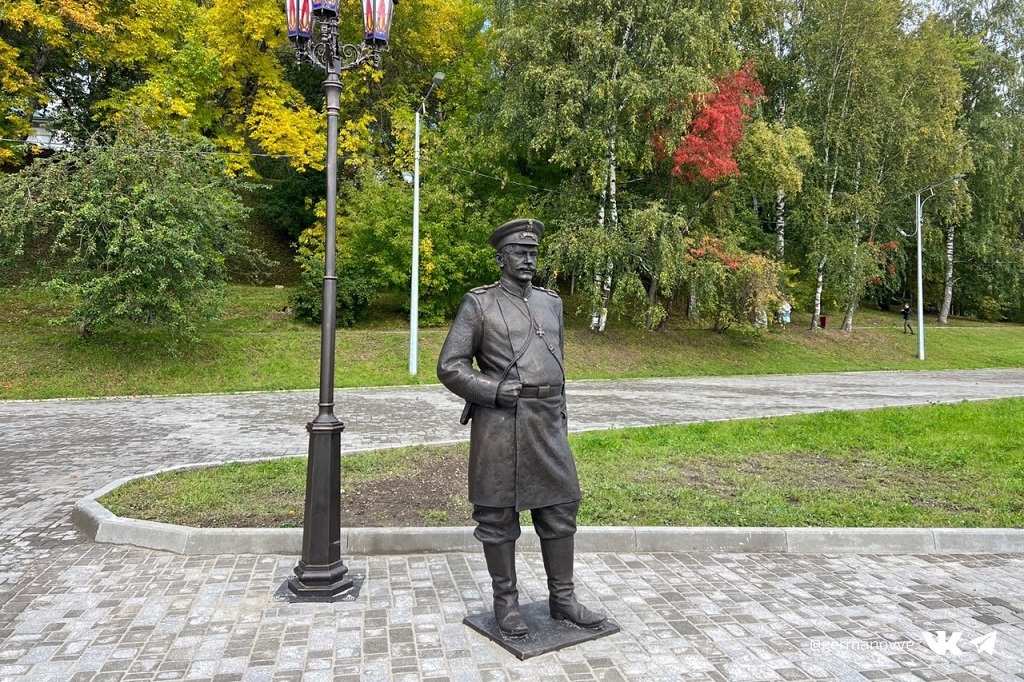 В Череповце на набережной установили памятник городовому.