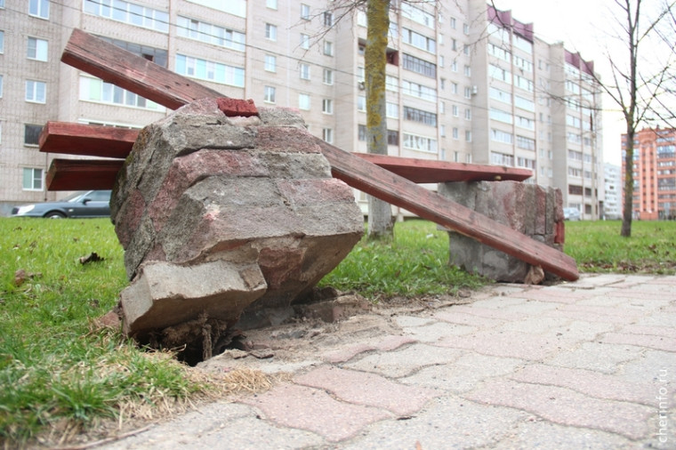 В Череповце начался ремонт на аллее Батюшкова.