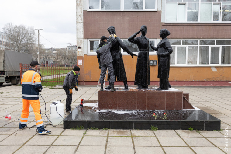 В Череповце помоют все 35 памятников.