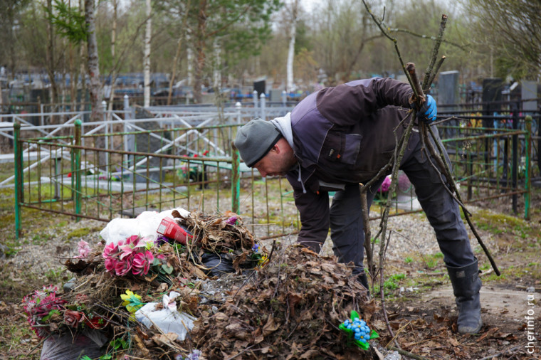 В Череповце работники похоронных бюро навели порядок на кладбище № 2.