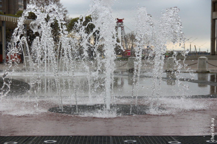 Запуск фонтана на площади Молодежи.